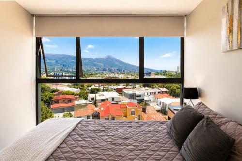 Estudio con piscina y vista al volcán de San Salvador - image 2
