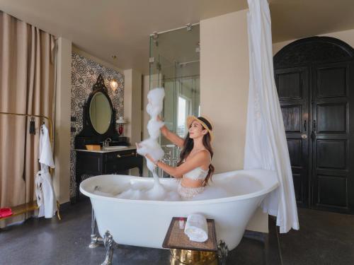 Amdaeng Bangkok Riverside Hotel Room Type - Deluxe Double Room with Balcony