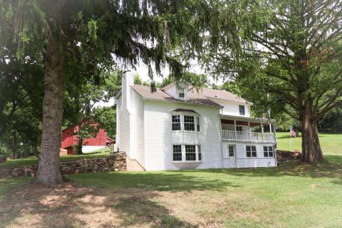 30-acre Family Farmhouse-Creek Fire Pit & Theater Near Codorus in هانوفر