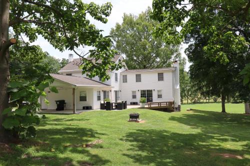 30-acre Family Farmhouse-Creek Fire Pit & Theater Near Codorus in هانوفر