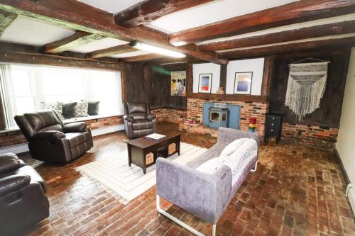 30-acre Family Farmhouse-Creek Fire Pit & Theater Near Codorus in هانوفر