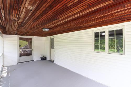 30-acre Family Farmhouse-Creek Fire Pit & Theater Near Codorus in هانوفر