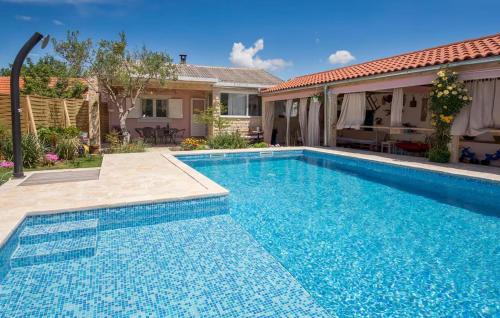 Peldbaseins, Nice Home In Brnjica With Private Swimming Pool, Can Be Inside Or Outside in Pokrovnik