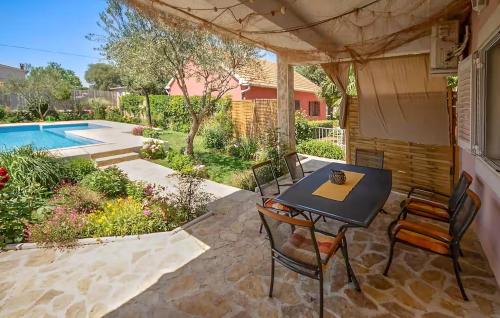 Peldbaseins, Nice Home In Brnjica With Private Swimming Pool, Can Be Inside Or Outside in Pokrovnik