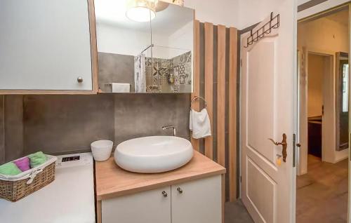 Vannas istaba, Nice Home In Brnjica With Private Swimming Pool, Can Be Inside Or Outside in Pokrovnik