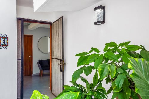 Ocean-view Conchas Chinas 3BR near beaches dining nightlife - image 2