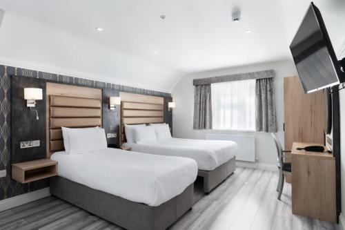 1 queen bed, 1 twin bed