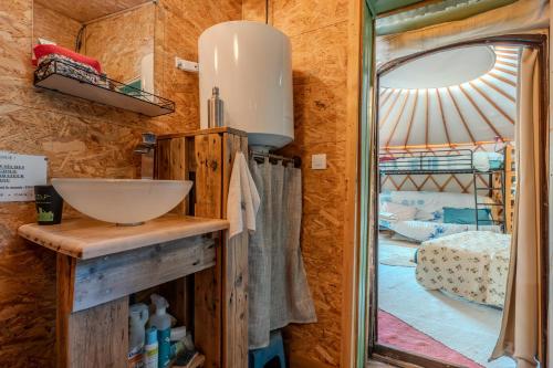 La Yourte Des Abeilles in Plaisians