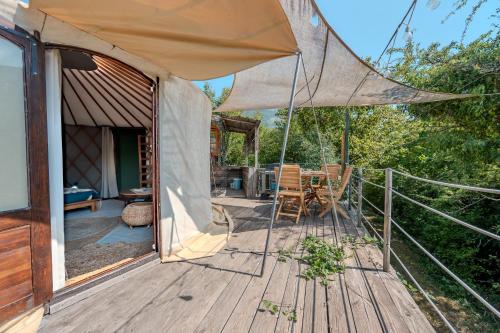 La Yourte Des Abeilles in Plaisians
