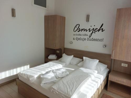 Villa Ni i Makarska -Two Bedroom Apartment With Terrace And Hot Tub Lux F - image 4