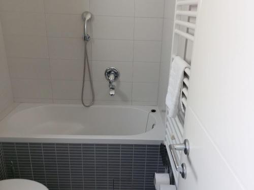 Villa Ni i Makarska -Two Bedroom Apartment With Terrace And Hot Tub Lux F - image 2