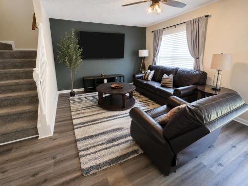 Spacious 3BR Retreat Perfect for Groups Near Downtown