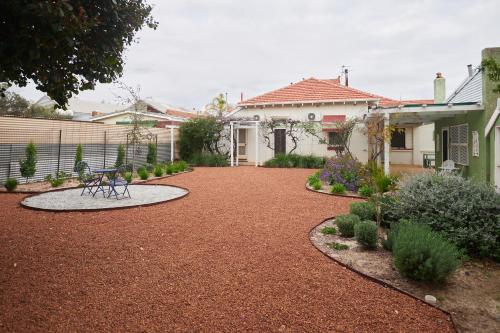 The Merredin Treasury, Heritage House, sleeps 9 in Merredin