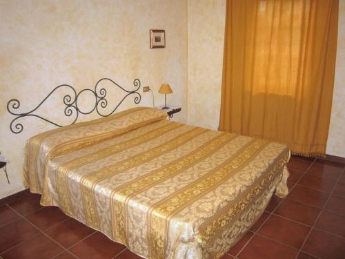 1 queen bed, 1 sofa bed
