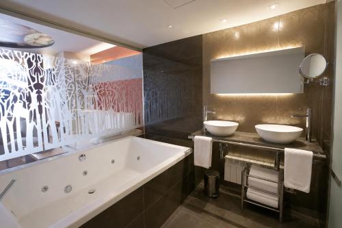 جاكوزي, فندق سبا سانشو أباركا (Hotel Sancho Abarca Spa) in مركز مدينة أويسكا