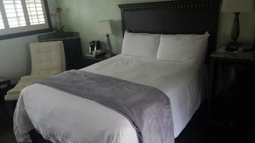 Malibu Country Inn