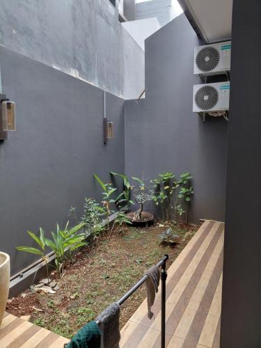 Garden, GDC House 3 bedroom 2 bathroom Free WIFI in Kemang