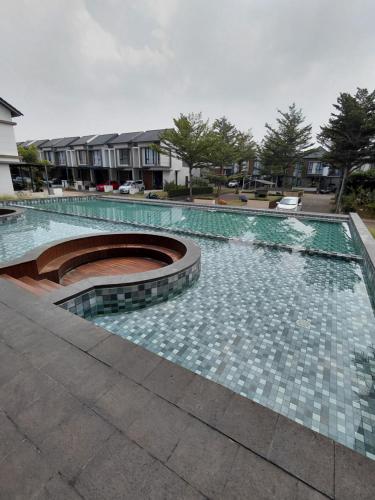 Swimming pool, GDC House 3 bedroom 2 bathroom Free WIFI in Kemang