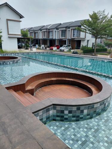 Swimming pool, GDC House 3 bedroom 2 bathroom Free WIFI in Kemang