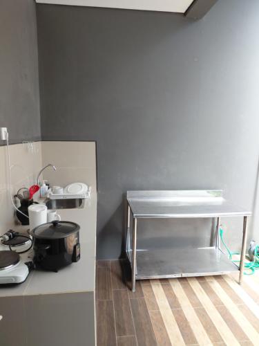 Kitchen, GDC House 3 bedroom 2 bathroom Free WIFI in Kemang