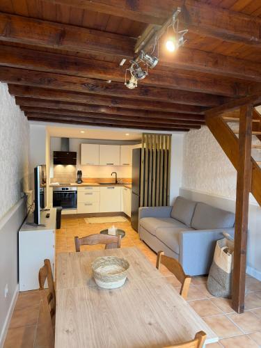 Viesnīcas āriene, Amagat maison de village avec cour in Preixan
