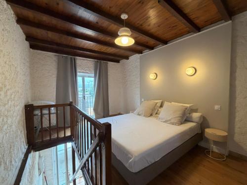 Viesnīcas āriene, Amagat maison de village avec cour in Preixan