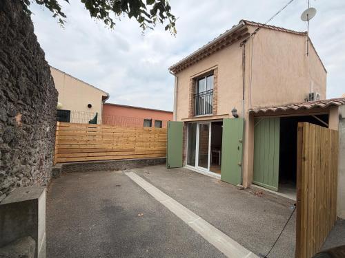 Viesnīcas āriene, Amagat maison de village avec cour in Preixan