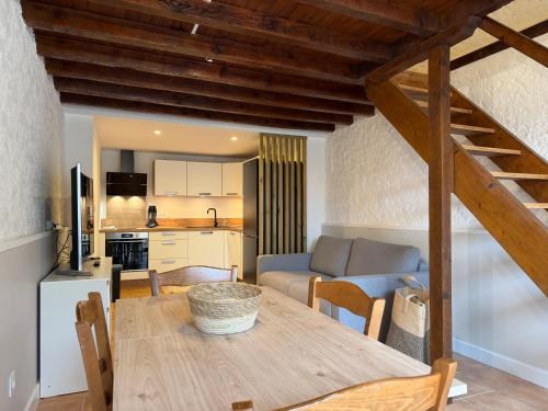 Viesnīcas āriene, Amagat maison de village avec cour in Preixan
