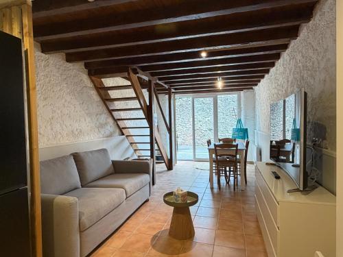 Viesnīcas āriene, Amagat maison de village avec cour in Preixan