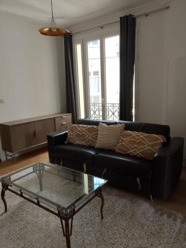 Elegant 2BR - Sleeps 6 - Steps from Arc de Triomphe