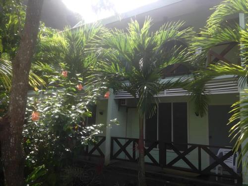 เฟาเฟา บีช เฟล รีสอร์ท (Faofao Beach Fales Resort) in ลาโลมานู