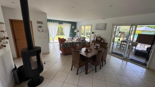 Maison entière 6 personnes, 3 lits, 2 salles de bains, parking, au calme