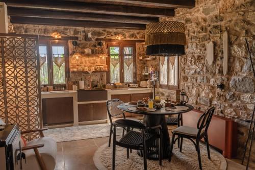 virtuve, La Villa de Madeleine - Stone Villa with outdoor hot tub in Arcadia, Peloponnese in Ag. Ioannis (Voria Kinouria)