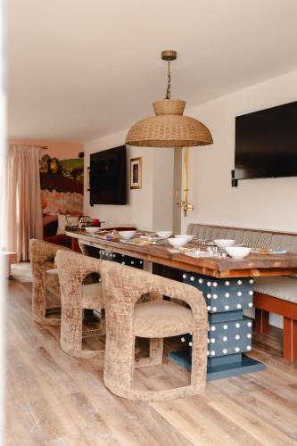 Gorgeous Stylish Home Near Longleat and Bath with Private Heated Pool and Sauna in Chapmanslade