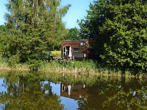 Tiny House am Naturteich mit Terrasse & Kamin - für bis zu 5 Personen - Für Kurzentschlossene in Großharthau, Deutschland