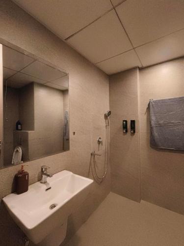 Cozy Stay at Sunlit Omaxe ITC - image 5