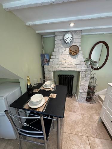 Cosy One Bedroom Cottage, full kitchen and living in Papworth