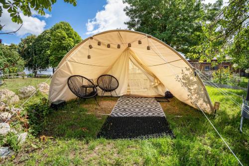 Tipi Jurte Zelt in der Seenplatte in Carpin, Deutschland