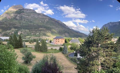 Appartement au calme avec vue sur pays des écrins (Appartement au calme avec vue sur pays des ecrins) in Saint-Martin-de-Queyrieres