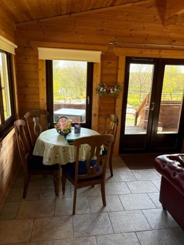 Brynmeini Lake Lodge in Glandwr