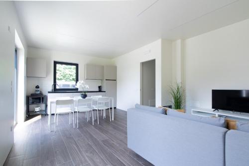 GuestHost - Bright Apartment with Parking