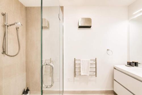 Modern 1BR Retreat with Bath & Laundry - Manchester - image 3