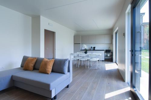 GuestHost - Cozy Apartment with Parking