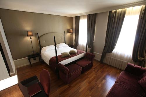 Deluxe Room image 7