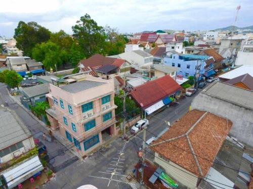 Baan Nai Nakhon Located in Mueang Songkhla, Baan Nai Nakhon is a perfect starting point from which to explore Songkhla. The property features a wide range of facilities to make your stay a pleasant experience. Servic