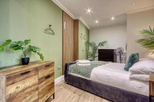 Westhill Road Apartment - image 2