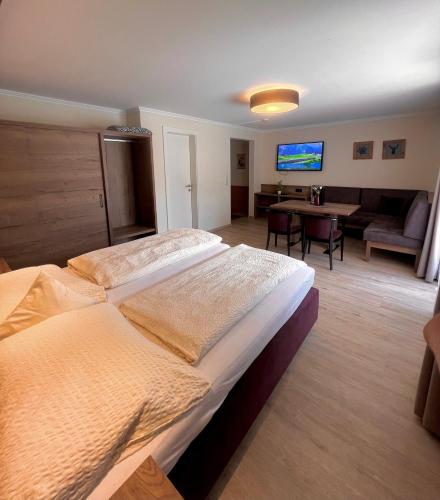 1 queen bed, 1 sofa bed
