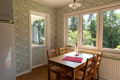 Cozy Smalandcottage Alsterfors 23 - towels, bed linen and toiletries provided - in Hohult