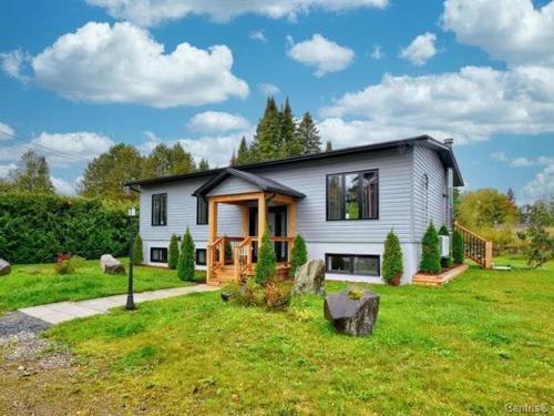 Four Seasons House Close to Lakes & Skiing in Saint Donat (QC)