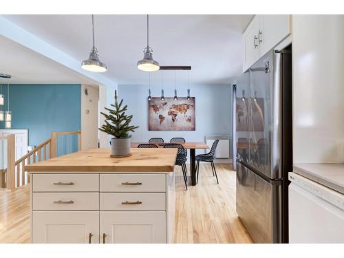 Four Seasons House Close to Lakes & Skiing in Saint Donat (QC)